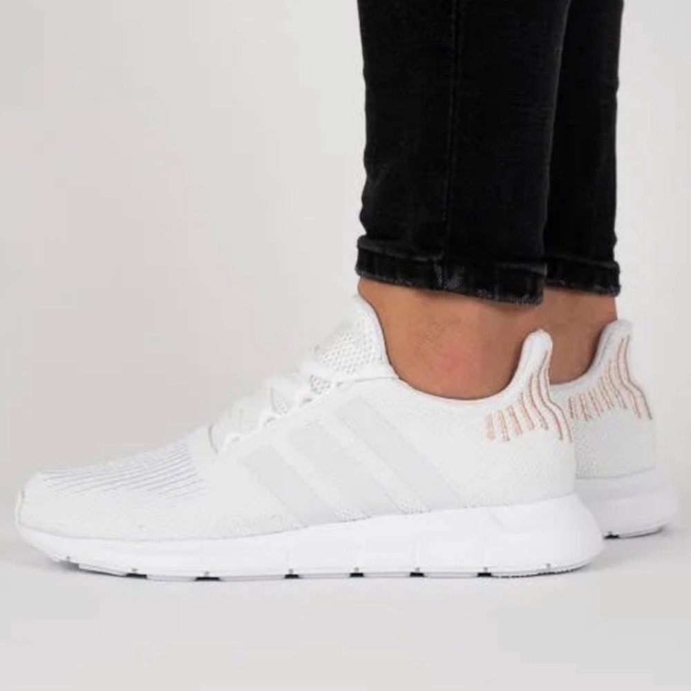 🆕 Adidas Swift Run Shoes, Size 7